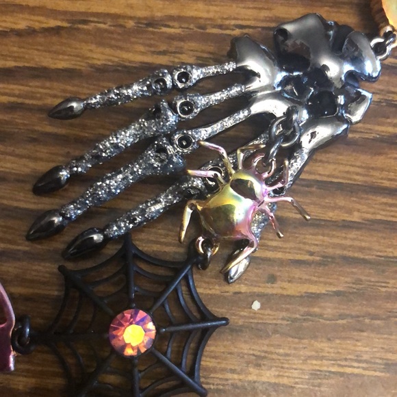 Betsey Johnson necklace - Picture 3 of 6